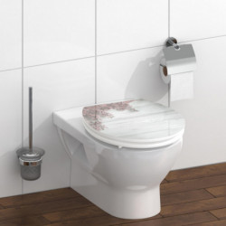 Wandhängende weiße Toilette mit WC-Deckel in Holzoptik und Blumenmotiv, daneben Toilettenbürste und Papierhalter.