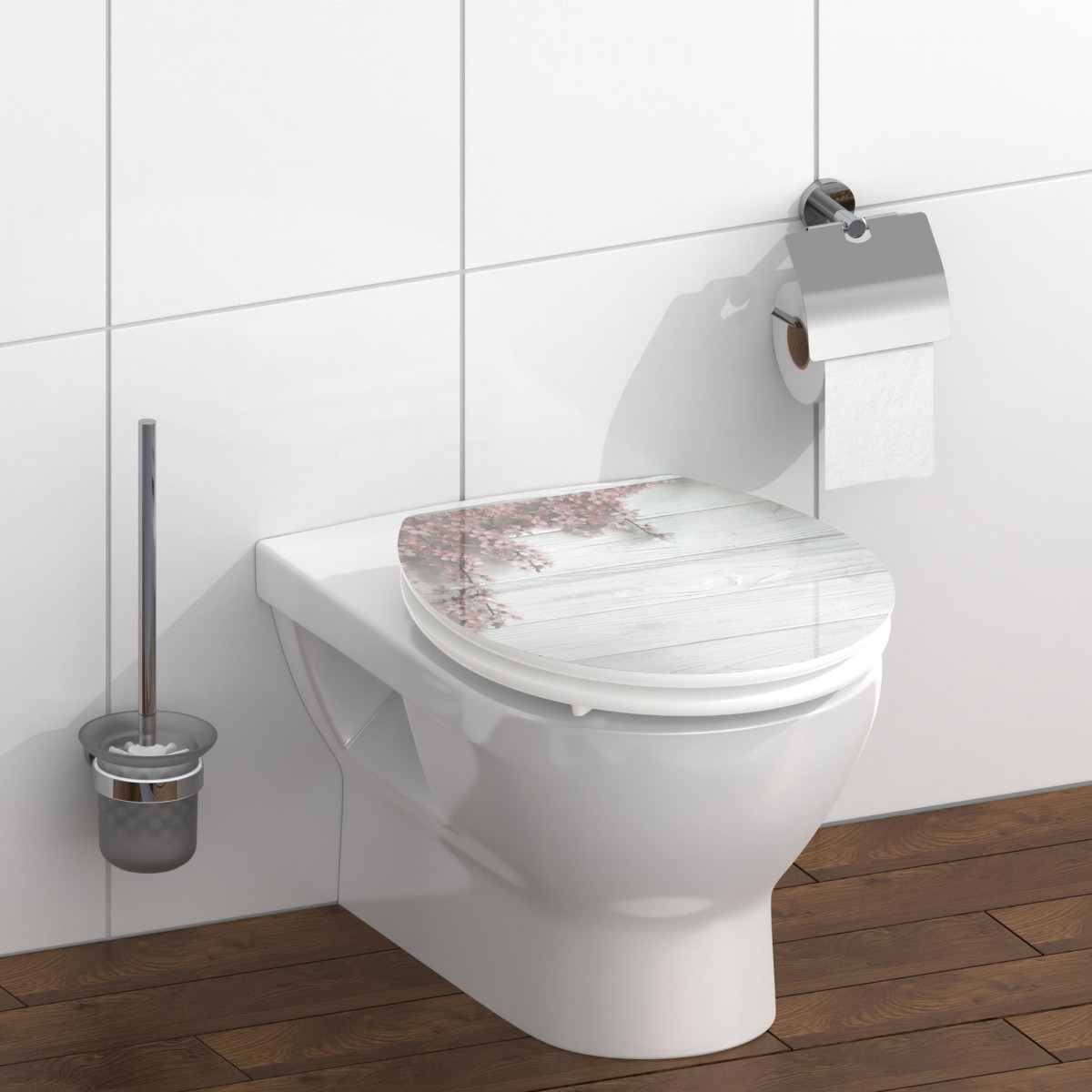 Wandhängende weiße Toilette mit WC-Deckel in Holzoptik und Blumenmotiv, daneben Toilettenbürste und Papierhalter.