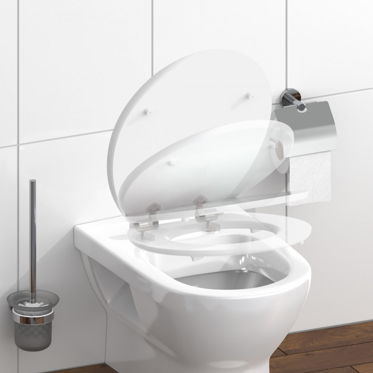 Wandhängendes WC mit offenem Deckel, Toilettenbürste und Toilettenpapierhalter.