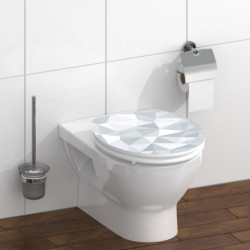 Wandhängendes WC mit geschlossenem WC-Sitz in grauem Facettenmuster und Toilettenbürste.