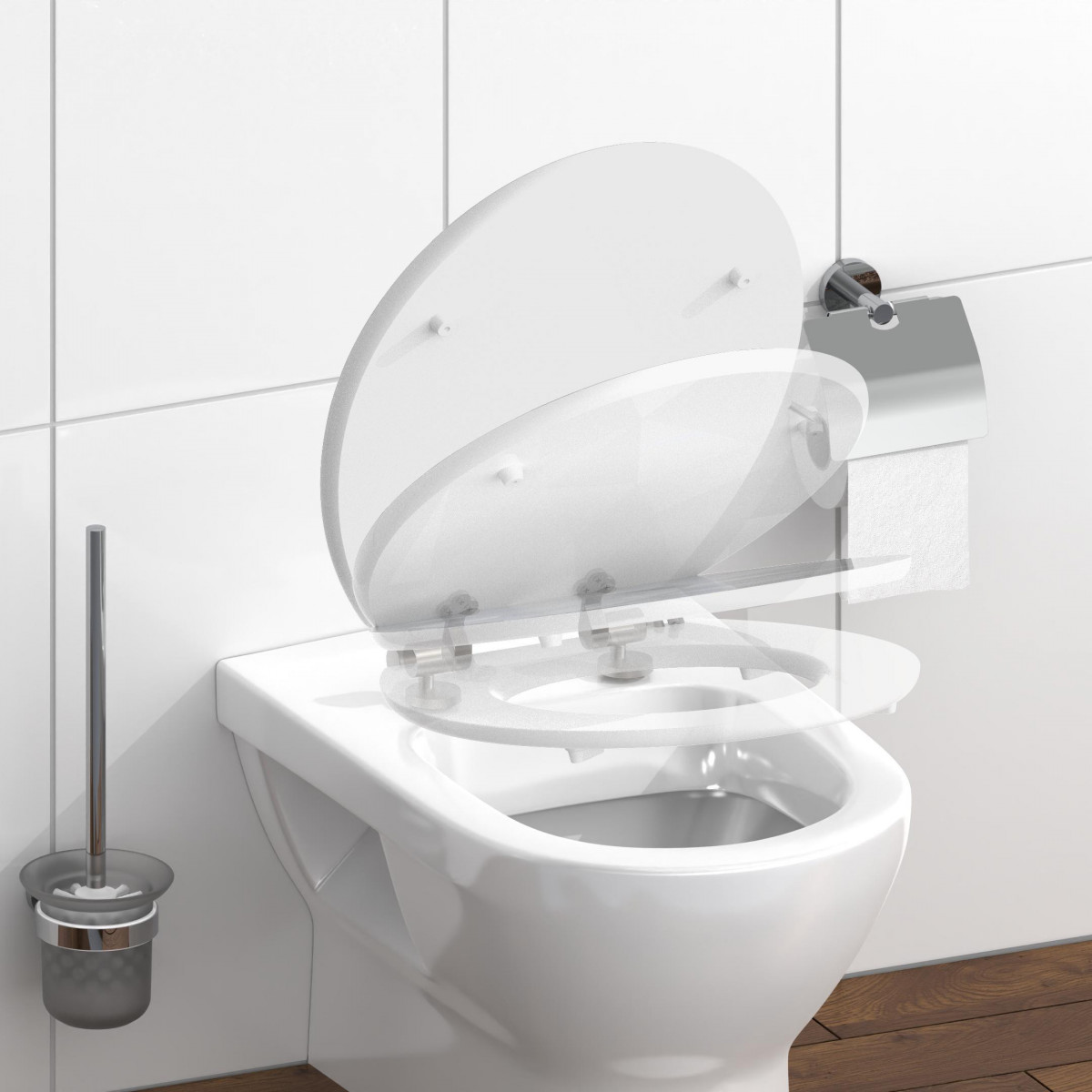 Weiße WC-Schüssel mit halb geöffneter Toilettensitzmontage, Bürste und Rollenhalter.