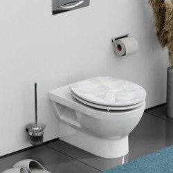 Wandhängende weiße Toilette mit geschlossenem WC-Sitz in geometrischem Muster.