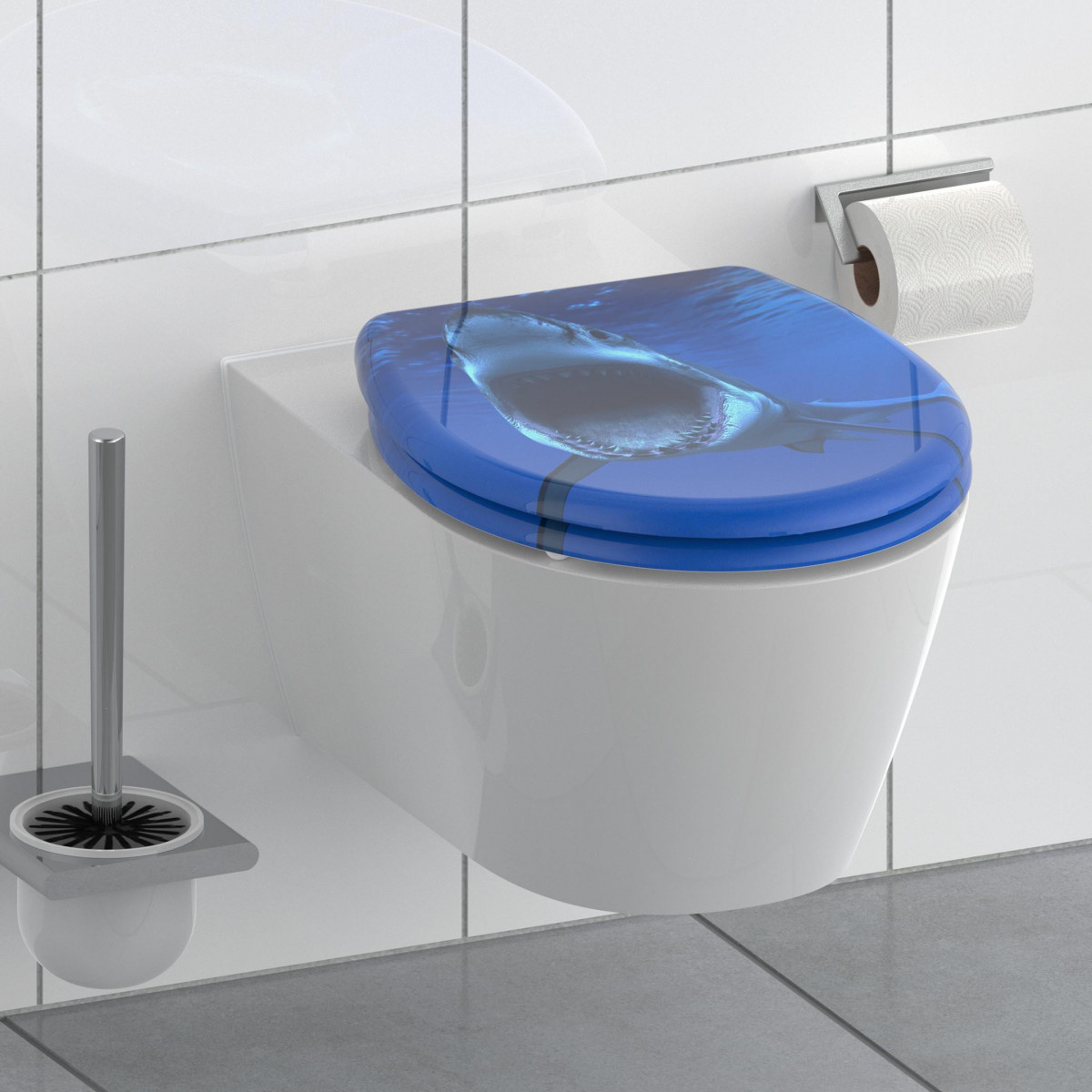 Blauer WC-Sitz mit Hai-Motiv auf wandhängender Toilette im Bad