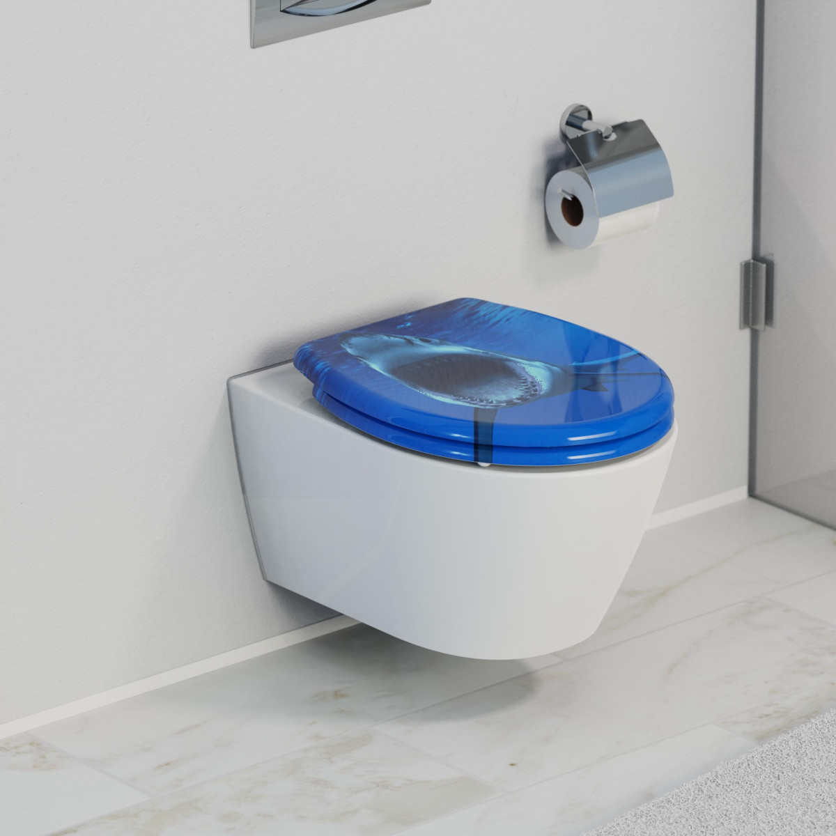 Blauer WC-Sitz mit Hai-Motiv auf wandhängendem WC montiert.