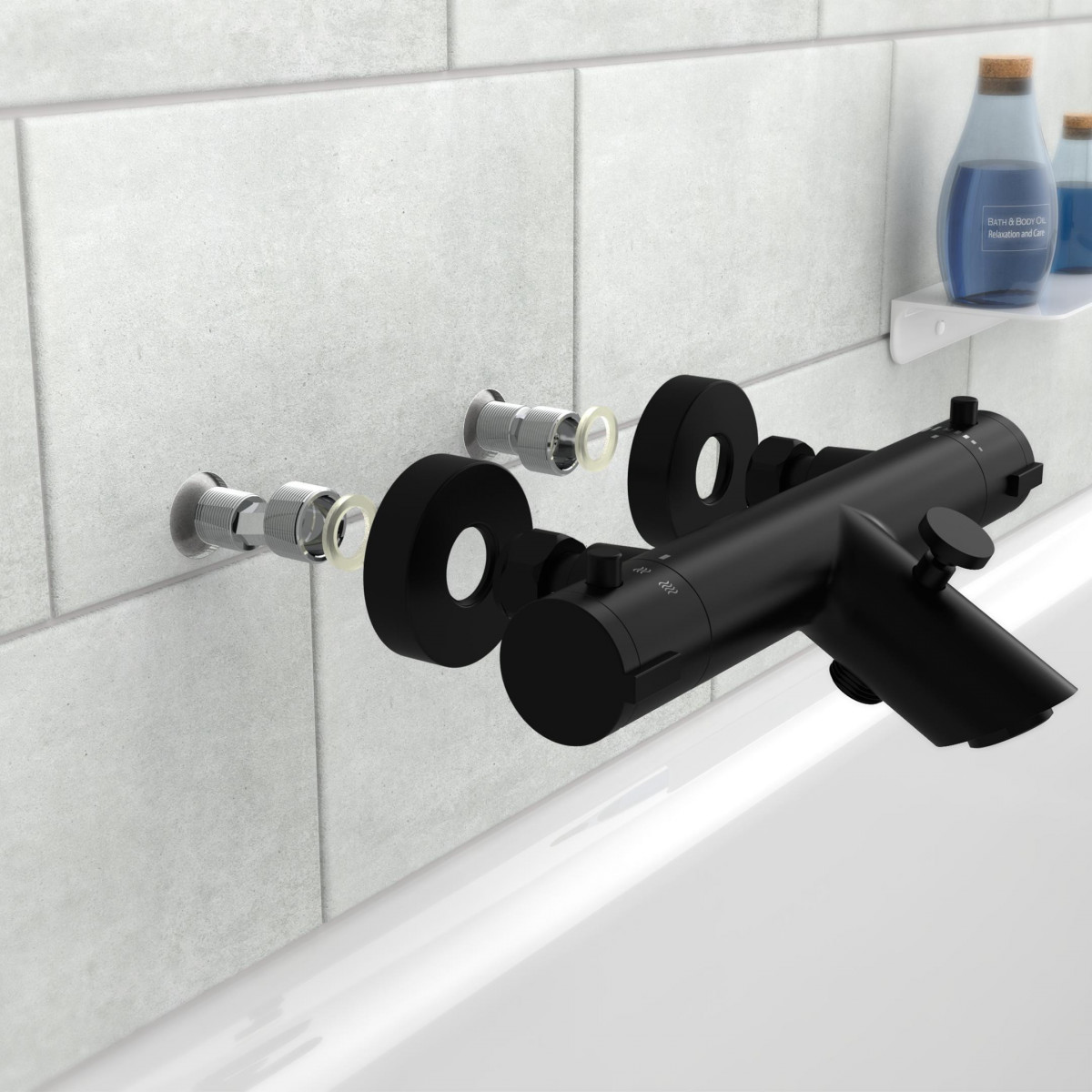 Schwarze Wandarmatur mit Mischbatterie über einer weißen Badewanne vor grauen Fliesen.