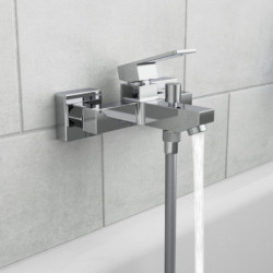 Wandmontierte Chrom-Badewannenarmatur mit Einhebelmischer und fließendem Wasserstrahl