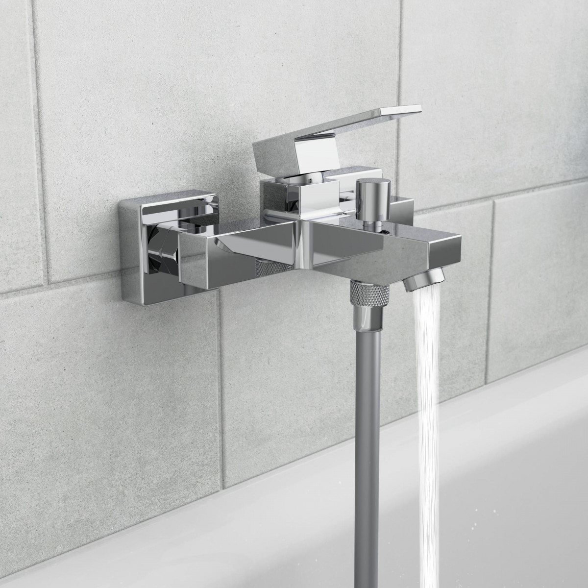 Wandmontierte Chrom-Badewannenarmatur mit Einhebelmischer und fließendem Wasserstrahl