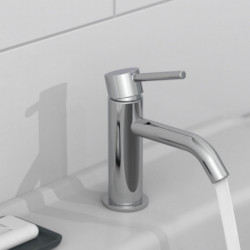 Detailansicht einer verchromten Einhebel-Waschtischarmatur mit laufendem Wasser