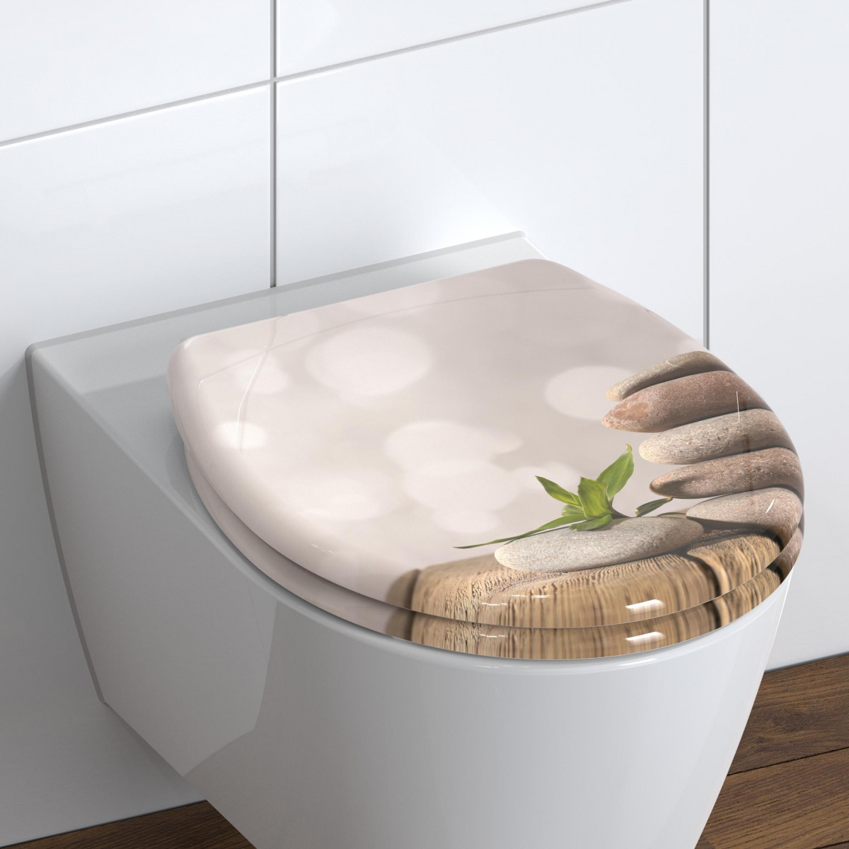 WC-Sitz mit Motiv aus Steinen und grünen Blättern auf Holzoptik auf weißer Toilette