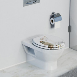 WC-Sitz mit weißem Deckel und Aufdruck aus Steinen und Gräsern im Badezimmer.