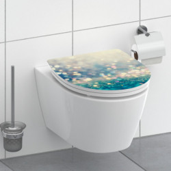 Weißer WC-Sitz mit blauem Wasser- und Lichtreflex-Motiv auf dem Deckel.