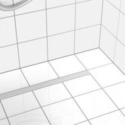 Geflieste Dusch-Ecke mit weißen Wand- und Bodenfliesen sowie Linienablauf.