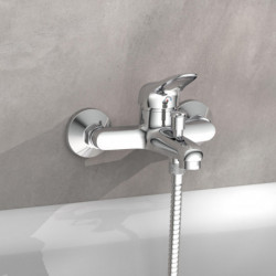 Verchromte Wand-Badarmatur mit Einhebelmischer und Brauseschlauchanschluss
