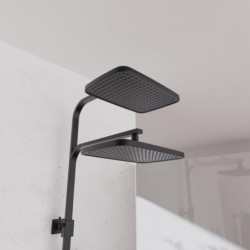 Schwarze Duschsäule mit zwei rechteckigen Regenduschköpfen an der Wand montiert