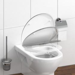 Weißes wandhängendes WC mit geöffnetem Sitz und Deckel, daneben Toilettenpapierhalter und WC-Bürste.