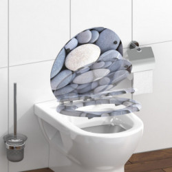 Hochgeklappter WC-Sitz und Deckel mit grauem Kieselsteinmotiv an weißem WC.