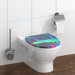 WC-Sitz mit abstraktem Neonmuster auf weißer Toilette im Badezimmer.