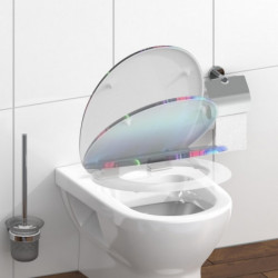 Wandhängendes WC mit geöffnetem Sitz und Deckel, integrierte LED-Beleuchtung im Rand.