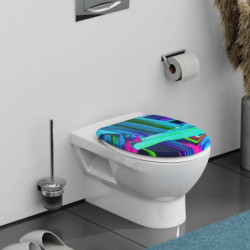 WC mit Toilettensitz in Blau, Grün und Pink sowie Wandhalter und Bürste