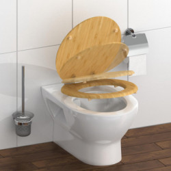 Holz-Toilettensitz mit geöffnetem Deckel auf weißem Wand-WC im Badezimmer.