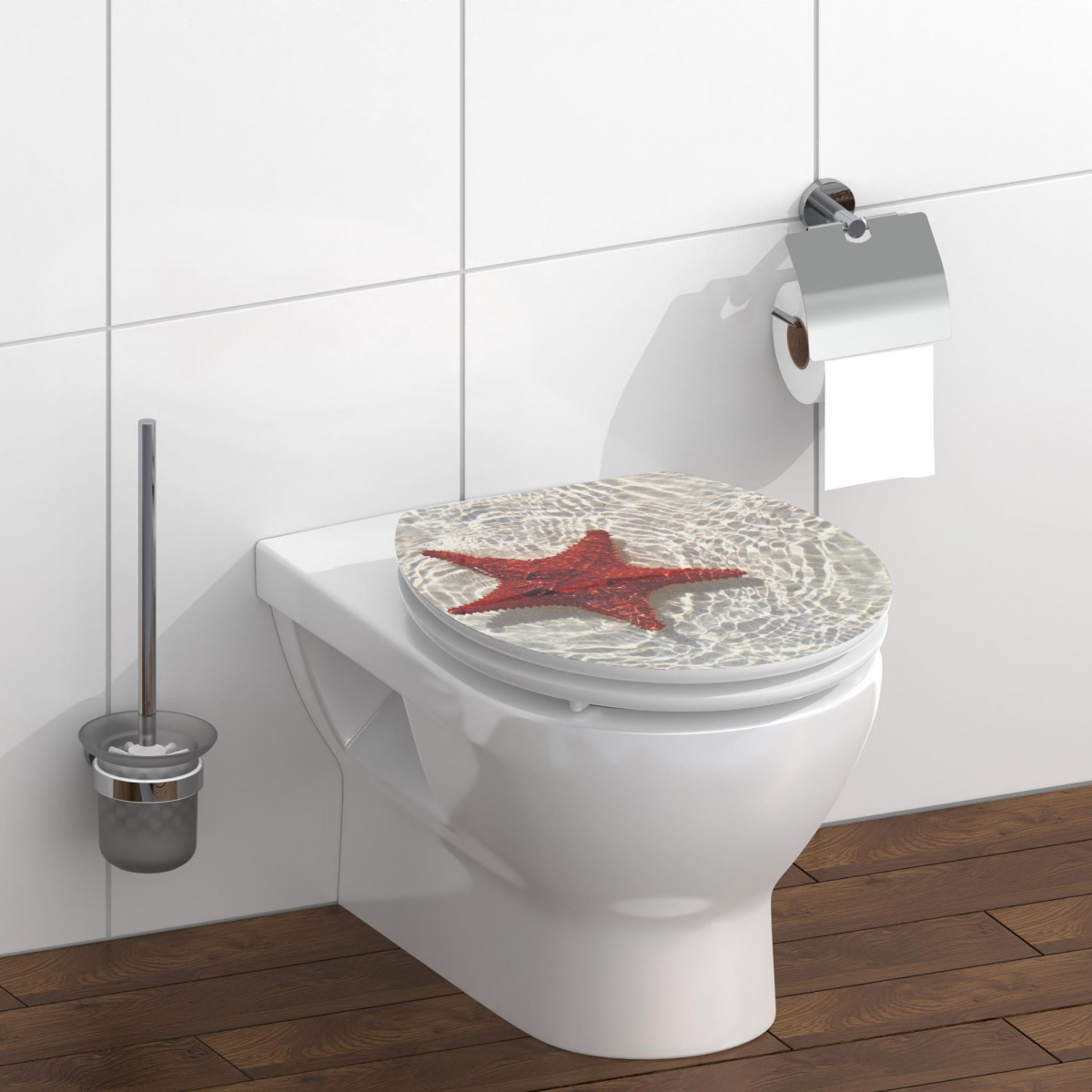 WC-Sitz mit rotem Seestern auf wasserähnlichem Muster in weiß gefliestem Bad.