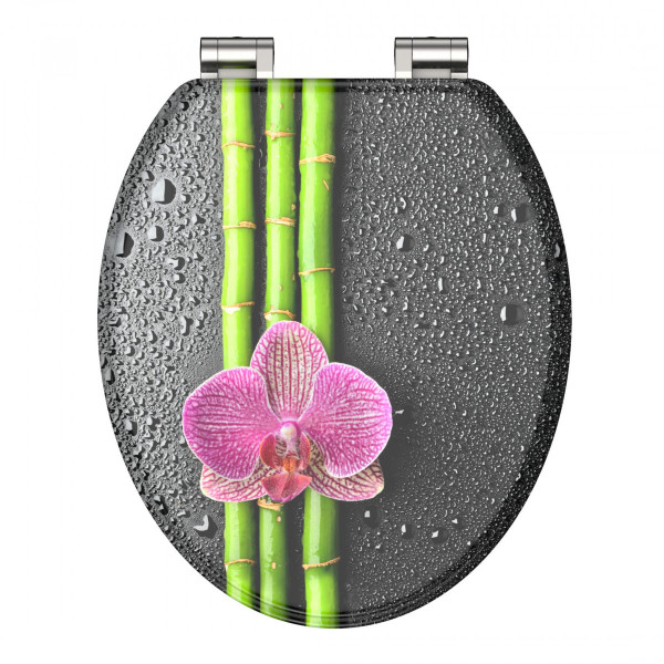 Schwarzer Toilettensitz mit Wassertropfen, Bambusstäben und rosa Orchideenblüte.