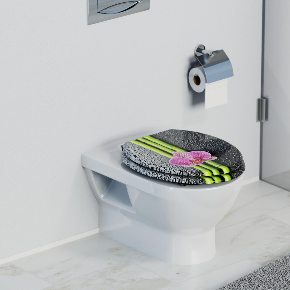 WC-Sitz mit schwarzem Muster, grünen Streifen und rosa Orchideenblüte im Badezimmer.
