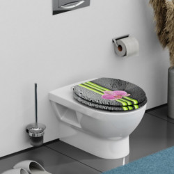 Geschlossener Toilettensitz mit Bambus-, Wasser- und Orchideenmotiv auf weißem WC.