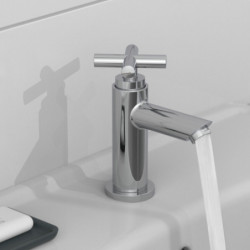 Chromfarbener Wasserhahn mit T‑Griff und laufendem Wasserstrahl am Waschbecken.
