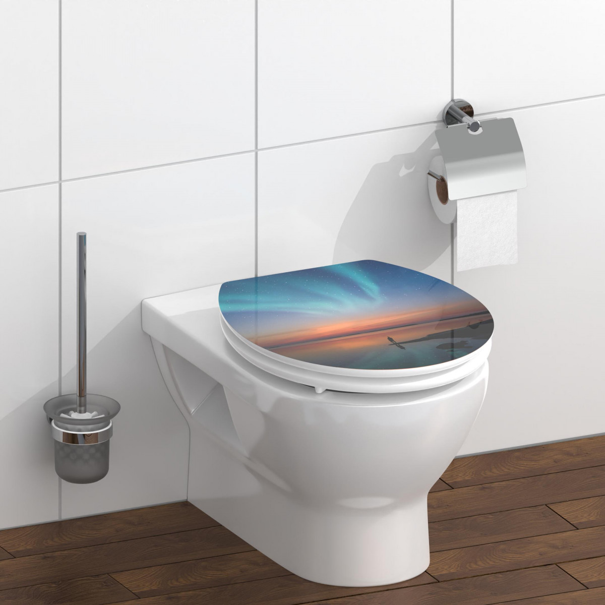 Wandhängende weiße Toilette mit Sitzdeckel, Motiv von Polarlichtern über Meer.