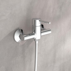 Chrom-Wandarmatur mit Hebelgriff und Anschluss für Brauseschlauch