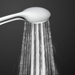 Verchromter Duschkopf mit ovalem Kopf, aus dem Wasserstrahlen fließen.