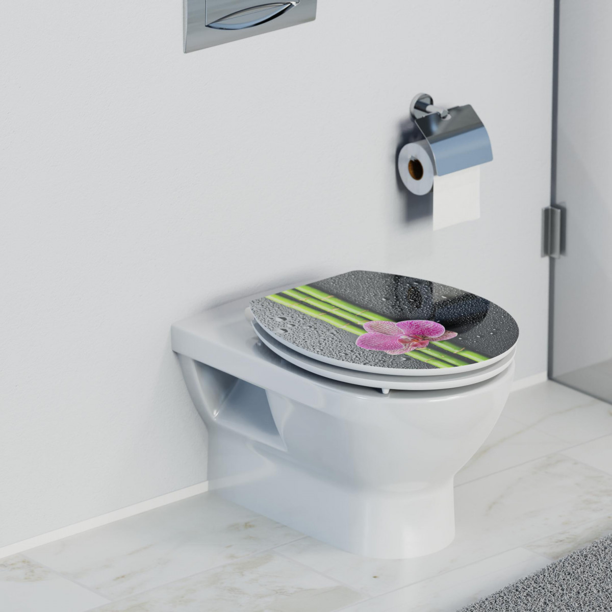 Wandhängende Toilette mit geschlossenem WC-Sitz, Motiv aus Bambus und pinker Blüte.