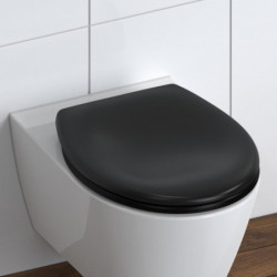 Wandhängendes WC mit geschlossenem schwarzem Sitz vor weißer Fliesenwand.