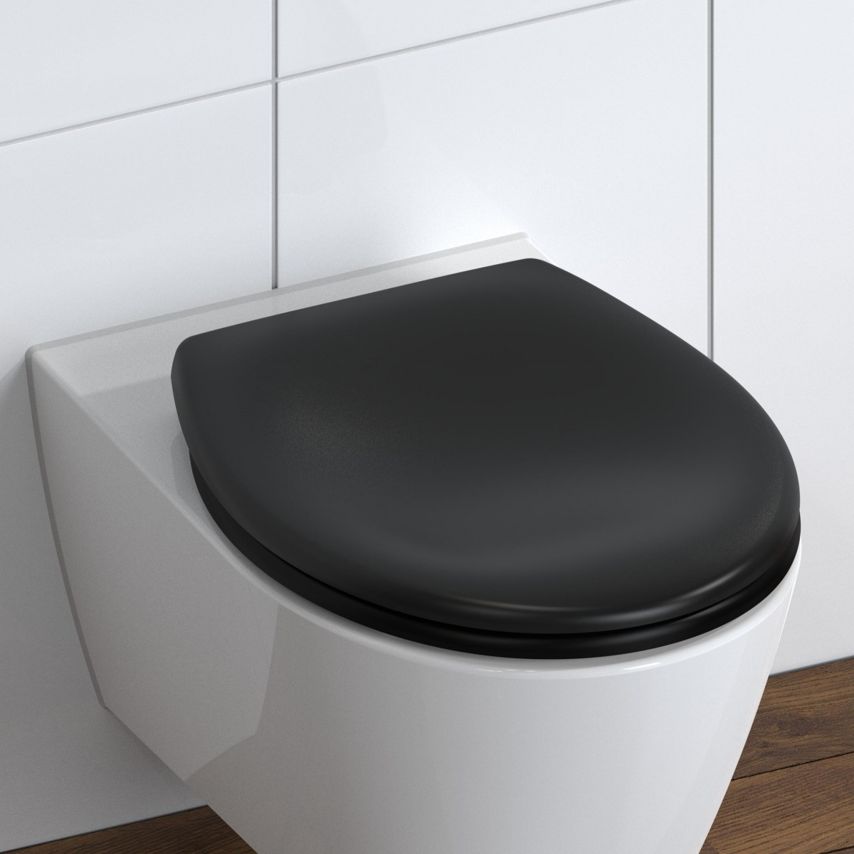 Wandhängendes WC mit geschlossenem schwarzem Sitz vor weißer Fliesenwand.