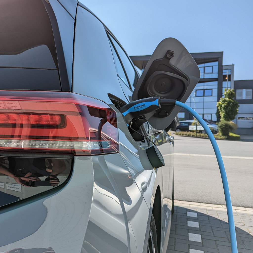 Duurzaamheid: elektrische auto bij laadstation