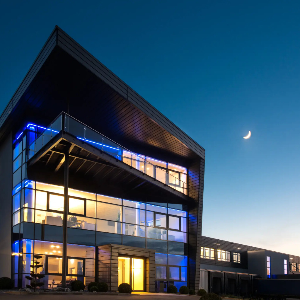 SCHÜTTE Group: hoofdkwartier bij nacht