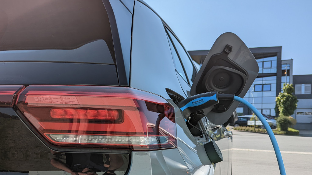 Nachhaltigkeit: E-Auto an Ladestation