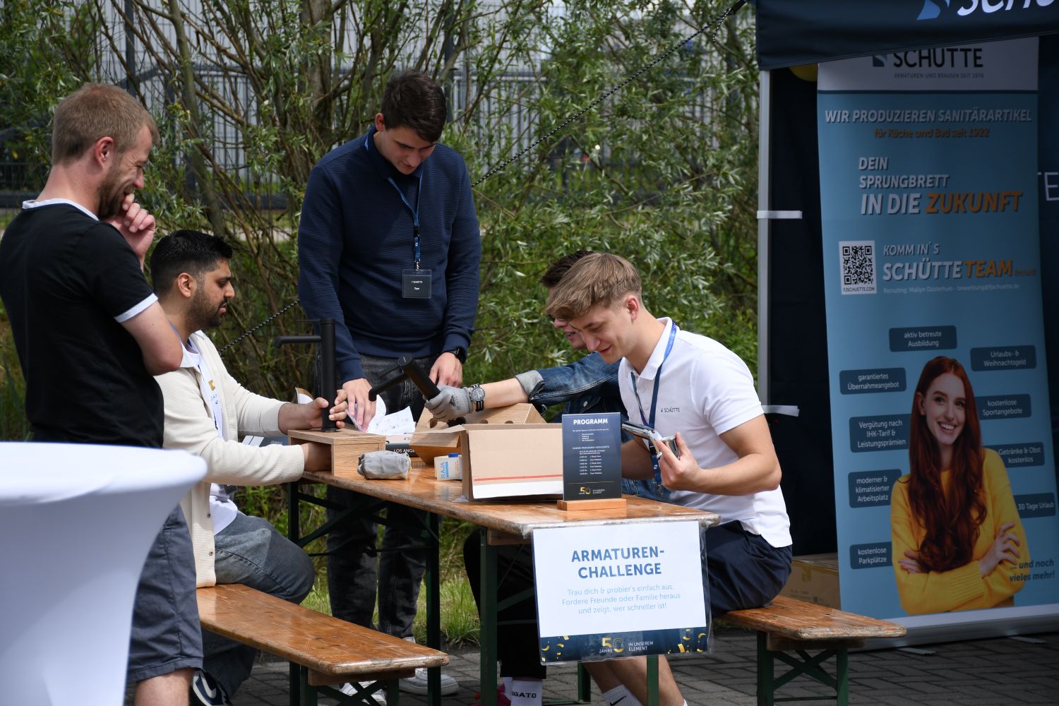 Tag der offenen Tür Firma Schütte Besucher sitzen an Tisch