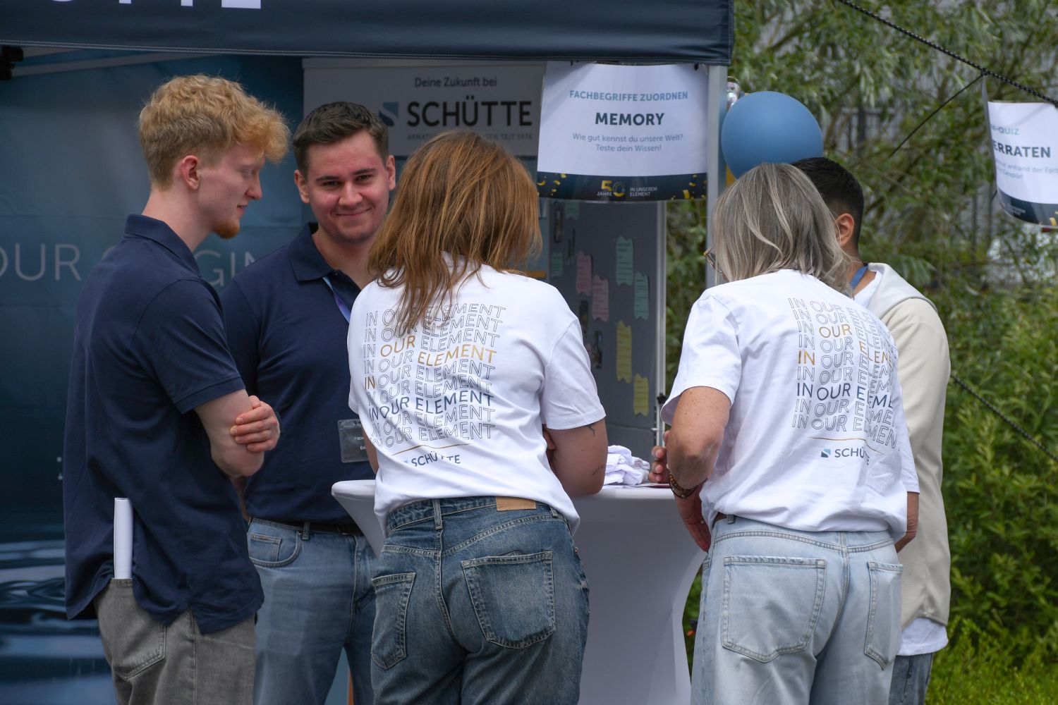 Tag der offenen Tür Firma Schütte Infostand mit Azubis